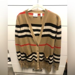 Signature, Burberry cardigan 🖤🤍